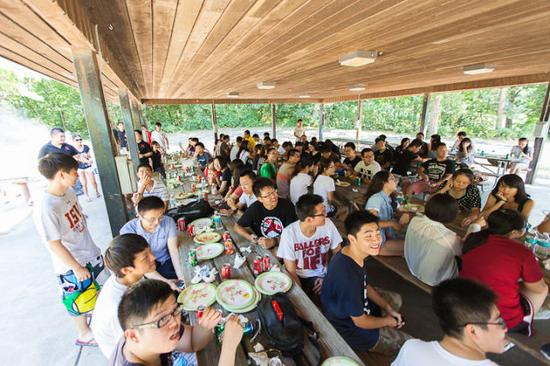 2013年，艾奧瓦州立大學(xué)中國(guó)學(xué)生組織為歡迎新生舉辦燒烤聚餐。