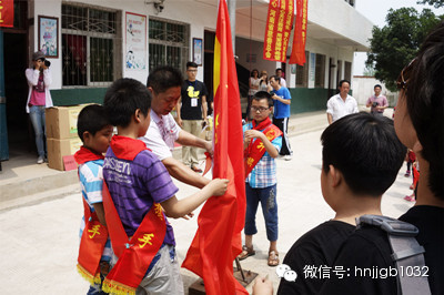 在莊嚴(yán)肅穆的國歌聲中，五星紅旗冉冉升起。學(xué)校的全體師生、愛心車隊的全體成員，共同經(jīng)歷了一次特殊的升旗