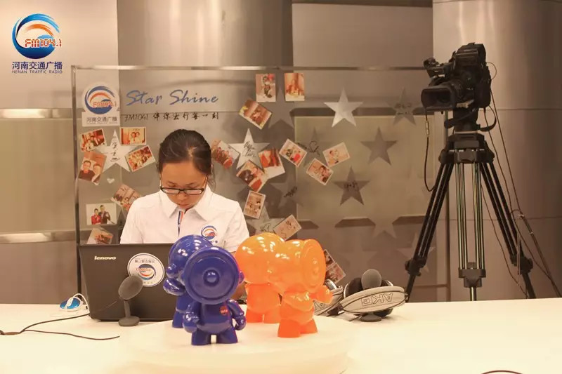 還是抽獎的姑娘比較認真！為保證抽獎的公平公正，映象網(wǎng)進行了全程視頻直播。