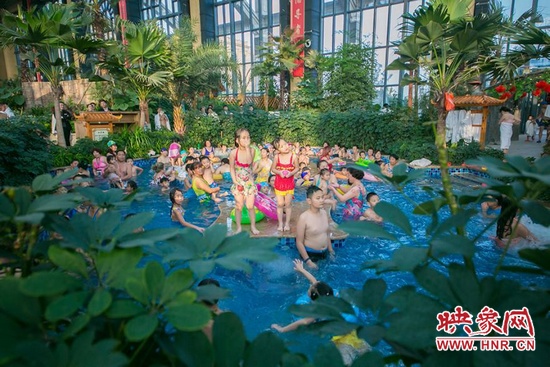 又開始過(guò)夏天的孩子們，在溫潤(rùn)的泉水里放任天性。