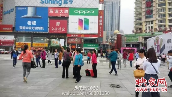 他們從四面八方匯集到二七塔下，由行走路人一下變成了一支舞蹈隊，跳起了節(jié)奏歡快、時尚動感的舞蹈。