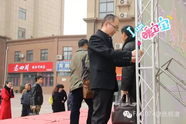 寒江副總監親力親為，事無巨細。偶像真是暖暖惹人愛呢！