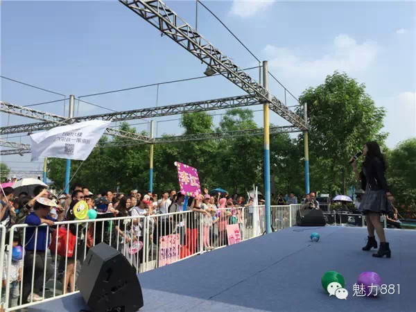 輕輕躍起、優美身段，新聞小姐李江