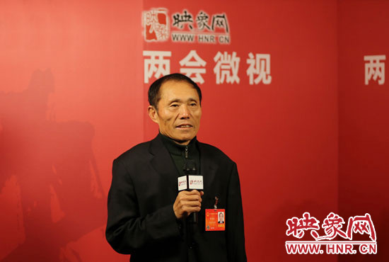 3月4日，全國人大代表、濮陽縣西辛莊村支部書記李連成在映象網(wǎng)全國兩會北京演播室做客《兩會微視》訪談。