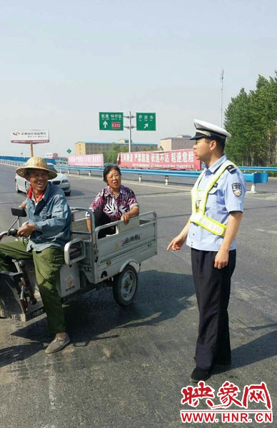 為抄近道走親戚，開(kāi)封老漢騎電動(dòng)三輪車上高速。