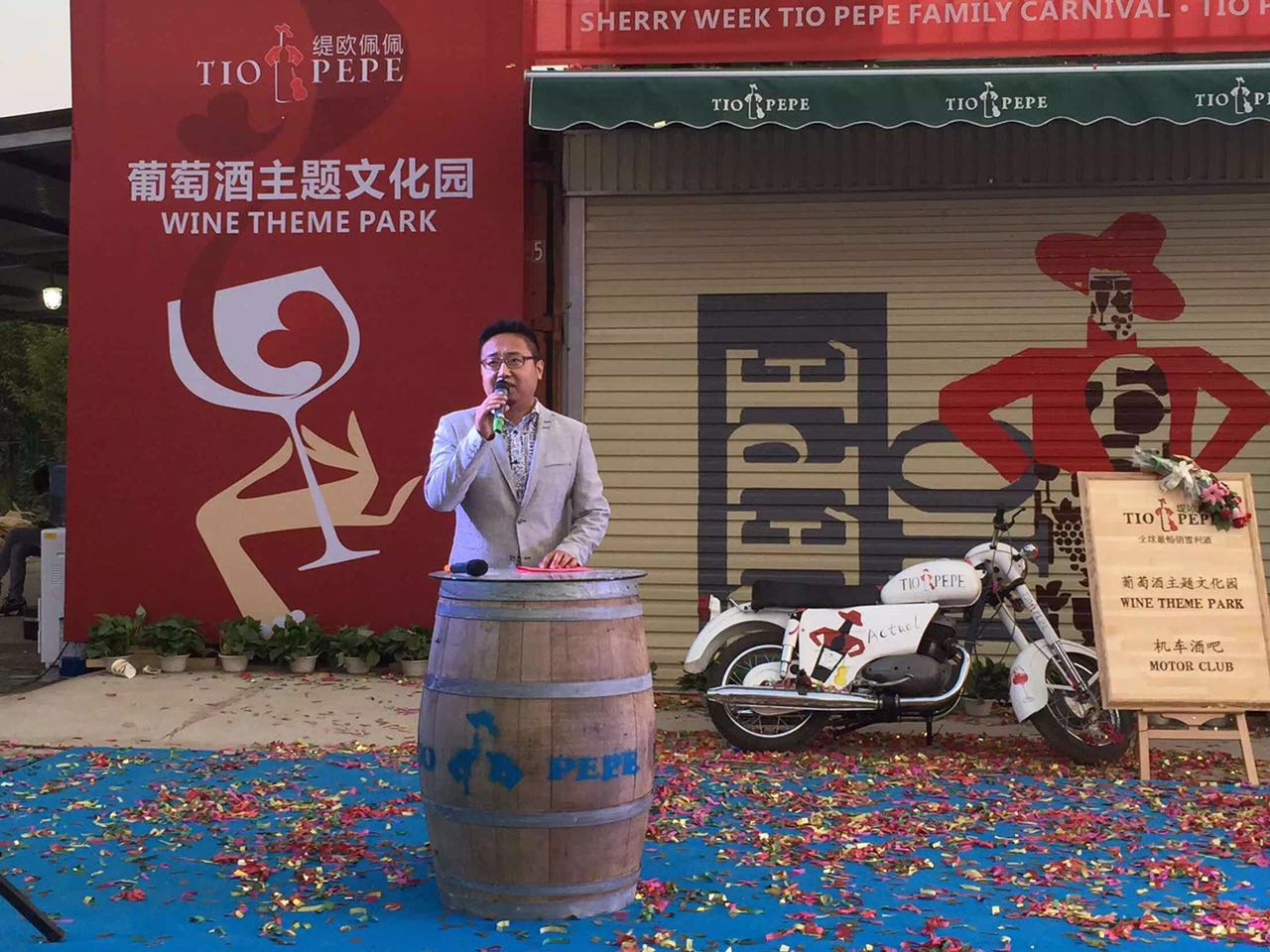 我們的巖歐巴出場(chǎng)嘍！真的是迷倒臺(tái)下一片！
