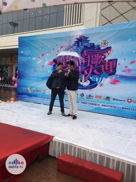這位男士向遠(yuǎn)在家鄉(xiāng)的妻子隔空表白，勇氣真是大大的，您對(duì)妻子的愛，已經(jīng)超越萬水千山。