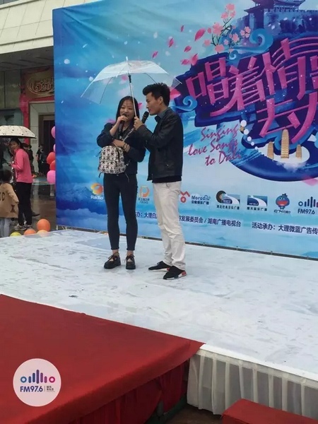 這是一位在校大學(xué)校，暗暗的喜歡純純的愛。