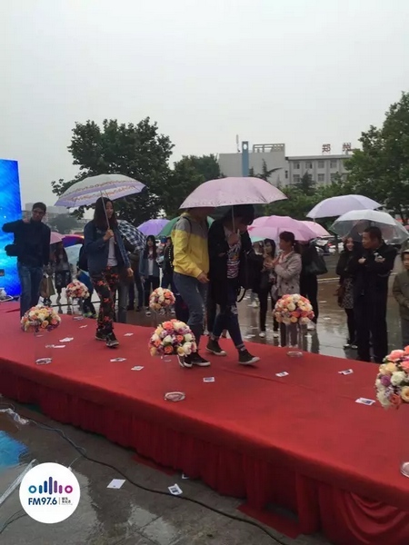 　　好友從屏幕后面走出來，他們特意從陜西、平頂山趕來為兩人送出祝福。