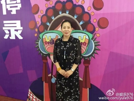 河南大愛(ài)劇團(tuán)代表張艷紅講述自己帶領(lǐng)團(tuán)里的演員參與挑戰(zhàn)的故事。
