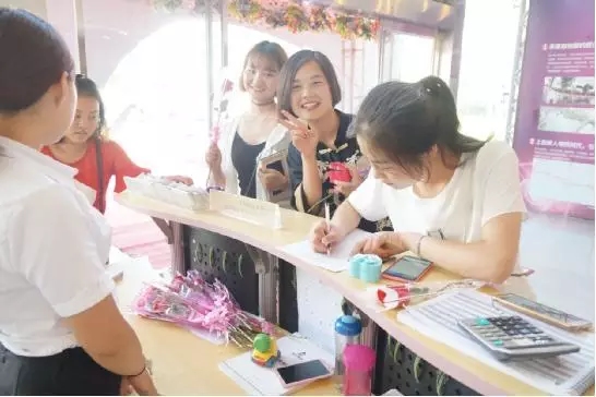 到場嘉賓均獲得巧克力一盒，女士另外還獲得獲得玫瑰花一支。
