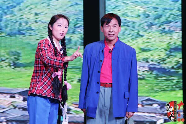 第二場，河南省豫劇三團優秀演員劉海功（右）飾栓保，安陽市票友景永芳（左）飾銀環
