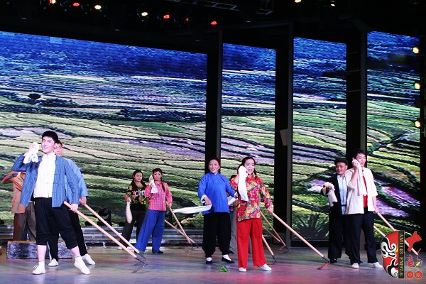 群眾勞動場面，劇中演員包含票友、專業演員、戲迷