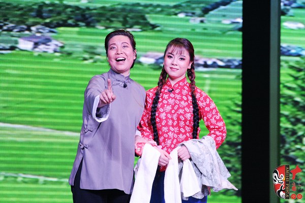 第九場，河南電臺戲曲廣播總監木子（左）飾栓保娘，素雅青年豫劇團劉帥毅（右）飾銀環