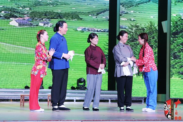 著名戲曲節目主持人、河南電臺戲曲廣播當家小生月陽（左二）反串飾演二大娘
