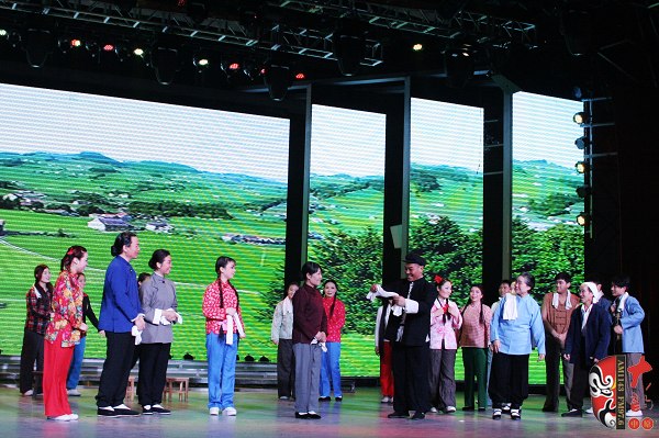 眾鄉親場面——包含河南電臺戲曲廣播主持人，專業戲曲演員、戲曲票友，河南電臺戲曲廣播聽眾