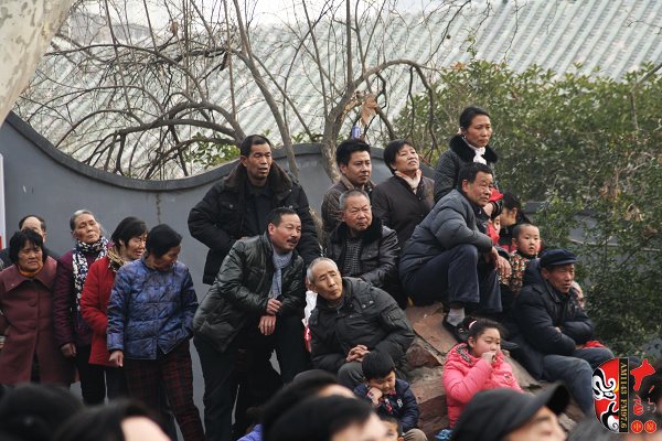 人民公園演出現(xiàn)場(chǎng)擠滿了觀眾，圖為觀眾爬上假山山頭