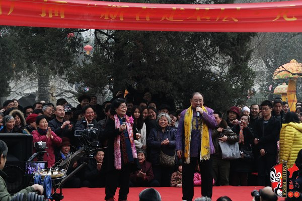 著名豫劇表演藝術(shù)家楊華瑞（左）、王善樸（右）合唱歌曲《天不下雨天不刮風(fēng)天上有太陽(yáng)》