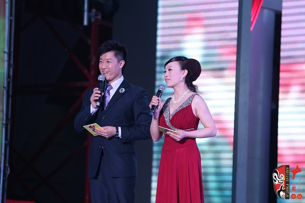 晚會主持人：河南電臺戲曲廣播副總監張彤（右）、《梨園星秀場》主持人池城（左）