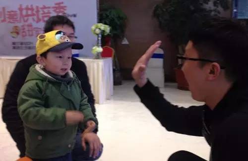 老楊你真心的是童心未泯啊，來，跟叔叔Give Me Five！