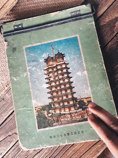 我們撫摸著鄭州的歷史，從中了解它的厚度。