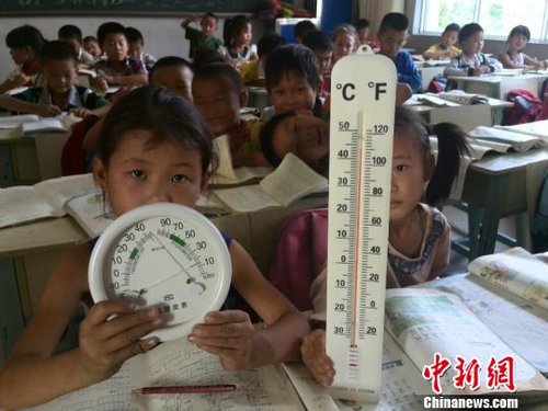 6月3日，下午四點，昆明市東川區(qū)因民鎮(zhèn)中心學校一年級教室溫度達到44℃
