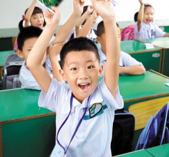 　　新學期在“減負新規(guī)”的爭議聲中開始了，廣州很多學校還是照常布置作業(yè)。但也有學校支持“減負新規(guī)”，