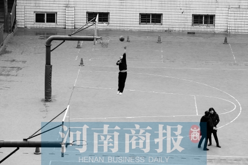 目前，鄭州市有超過30所學(xué)校對社會開放體育設(shè)施