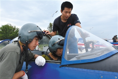 8月26日，來自吉林、湖北、山東的青少年航空學校的高中學生，進行了首次飛行體驗活動