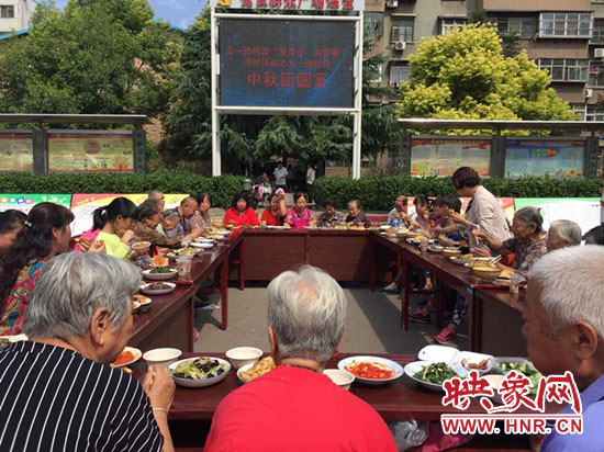 平頂山市衛東區五一路街道五一路社區廣場上飯菜飄香，一年一度的中秋團圓百家宴正在熱鬧開宴。