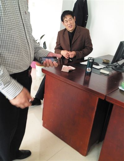 10月29日，獻縣國稅局稽查局辦公室內，一名企業主交了兩萬元現金在桌上。新京報記者 孟祥超 攝