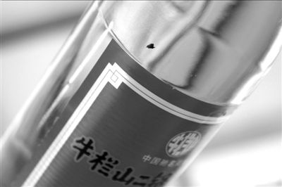 圖中畫圈處為瓶中的黑色異物。京華時(shí)報(bào)記者 譚青 攝