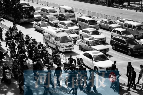紫荊山路與商城路交叉口，見無車讓行，一輛救護(hù)車只好選擇右轉(zhuǎn)車道直行 記者 邱曉峰/攝
