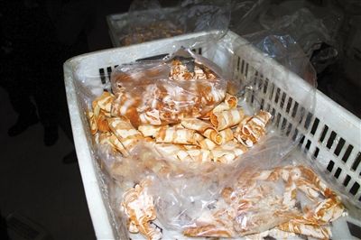 原料加工成“牛肉”產(chǎn)品批發(fā)價20多元一斤，加工成“羊肉卷”批發(fā)價為10元一斤。
