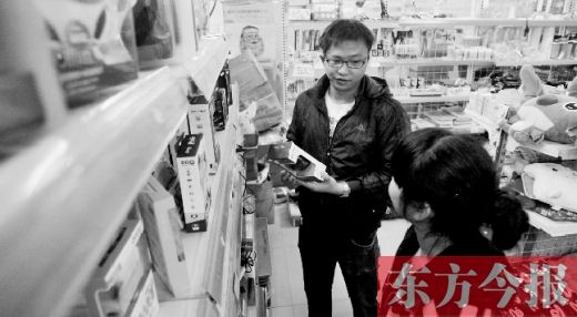 大學生創業孵化園內，大學生S團實體店的工作人員在向兩個同學推介商品