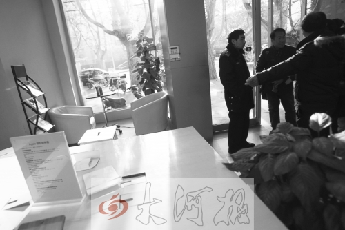 人民路上的這家商店,夜間疑被一男子隔著門縫用長竿偷走一臺蘋果ipad air。