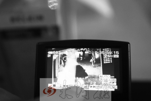 人民路上的這家商店,夜間疑被一男子隔著門縫用長竿偷走一臺蘋果ipad air。