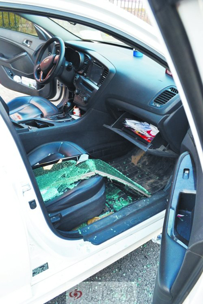 車玻璃被砸碎，車內(nèi)被翻動(dòng)。