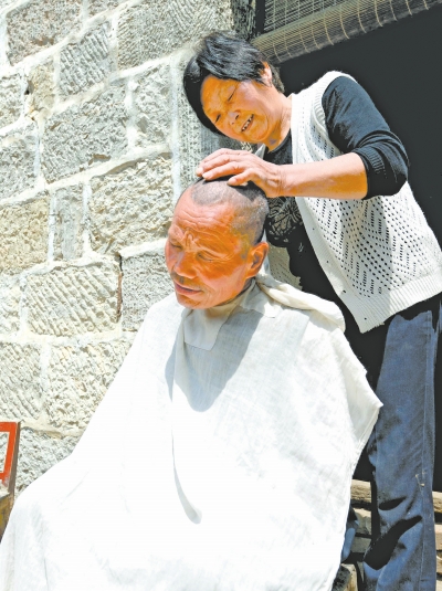 為了照顧兩個(gè)小叔，馬英專(zhuān)門(mén)學(xué)會(huì)了理發(fā)。