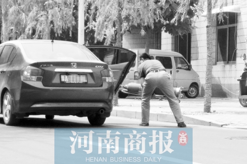 鄭州西區一氧氣廠門前，有人充氣后，將氧氣瓶裝上私家車運走