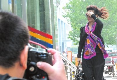 7月22日李某某輪奸案庭前會議，夢鴿擋臉小跑進(jìn)法院。資料圖片京華時報記者蒲東峰攝