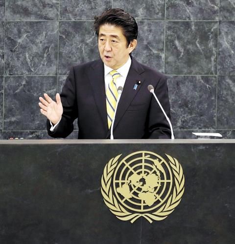 日本首相安倍晉三25日在紐約發(fā)表演講時(shí)稱(chēng)，修改憲法解釋以解禁集體自衛(wèi)權(quán)的目的是使日本變成“為世界和平與穩(wěn)定更積極做出貢獻(xiàn)的國(guó)家”。圖為26日安倍在聯(lián)合國(guó)演講。