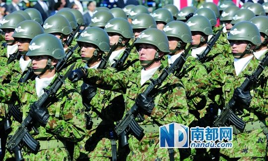 10月27日，日本自衛隊舉行閱兵儀式