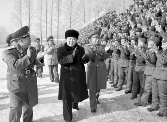 24日，金正恩視察前線(xiàn)部隊(duì)。