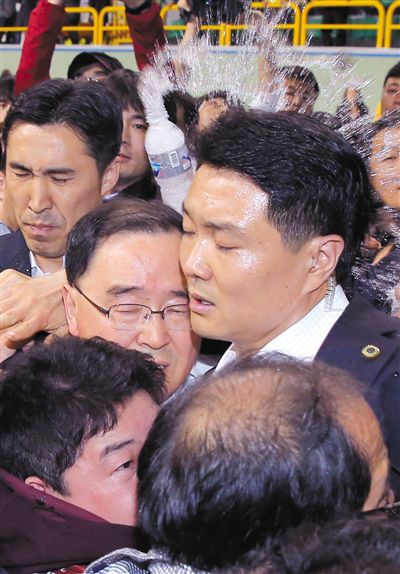 17日，鄭烘原（中）會(huì)見(jiàn)乘客家屬時(shí)，遭到家屬辱罵、潑水。