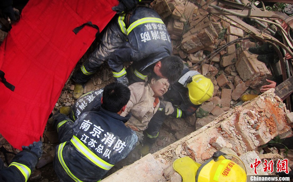圖為南京消防隊員從廢墟中將傷者抬出。中新社發 梅亮 攝