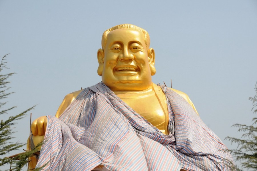 圖位此前的4月26日，“佛像”上出現帆布，最終，工作人員將帆布蓋在“佛像”頭像上。