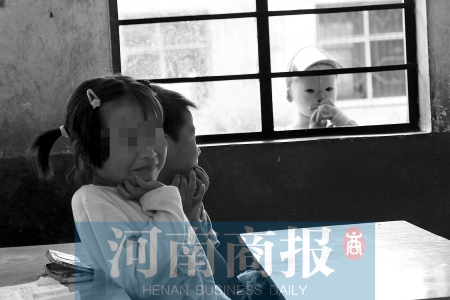 她不止一次說想去上學，而更多的時候，她是站在教室外面，眼巴巴地看著里面的小朋友
