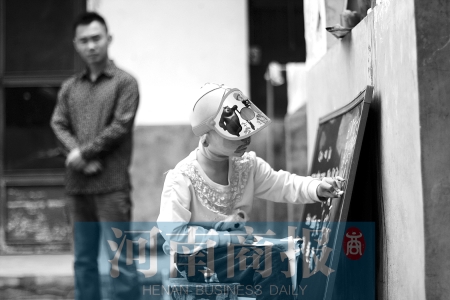 右手受傷了，她用左手在家里的小黑板上練習寫字
