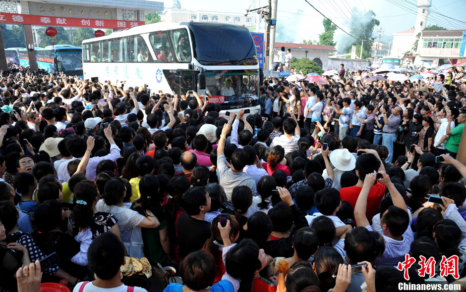 6月5日，一年一度的毛坦廠鎮(zhèn)“送考節(jié)”到來，70輛大巴車護送毛坦廠中學萬名考生安全赴考。